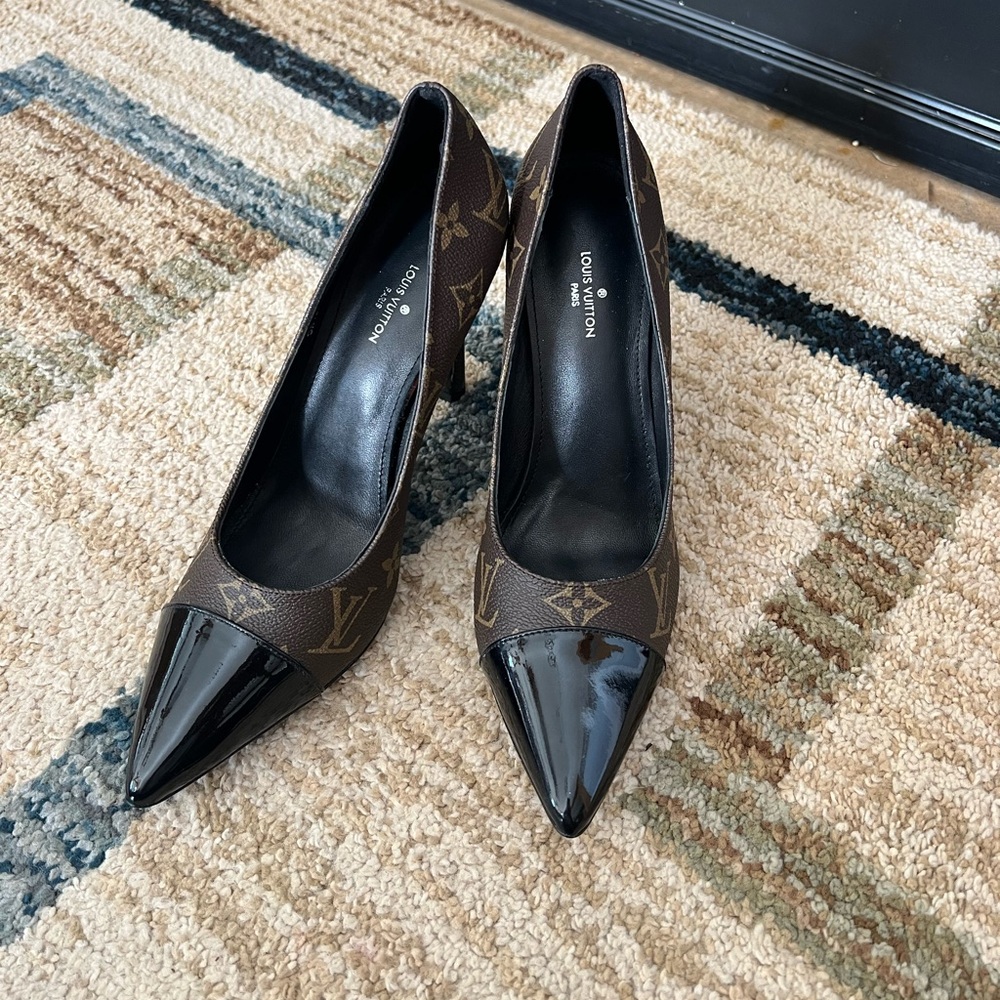 Loui Vuitton pump shoes